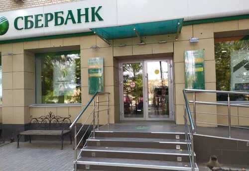 В Астрахани студентка подожгла фейерверки у офиса Сбербанка, чтобы спровоцировать эвакуацию и выкурить оттуда «обманувших» её сотрудников