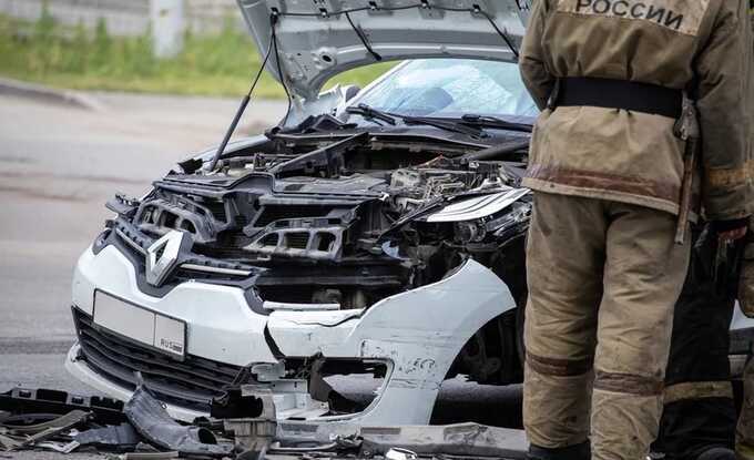 В ХМАО водитель иномарки умер в больнице после страшного ДТП