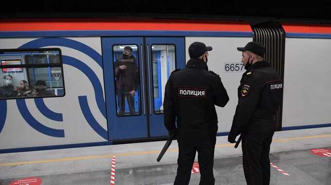 В московском метро мужчина напал с ножом на пассажира прямо в вагоне